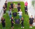 Bild: soj
Der Elternbeirat der Fichtelnaabtal-Mittelschule spendierte den 15 Streitschlichtern eigene T-Shirts. Diese übergaben die Elternvertreter Juliane Hecht und Julia Ponnath (Mitte). Darüber freuten sich auch Verbindungslehrerin Karin Sieber (hinten links) und Rektor Alexander Köstler (hinten rechts).