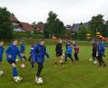 Bild: dob
Von einer aktuellen Co-Trainerin der U 17-Nationalmannschaft auf dem Fußballfeld angeleitet zu werden spornt so richtig an. Mit Julia Simic (in schwarzer Trainingsjacke) kam eine ausgewiesene Expertin und ehemalige Nationalspielerin zum SV Altenstadt.