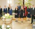 Bild: gru
Zur Gruppenaufnahme kamen alle Konfirmanden zwischen den beiden Gottesdiensten zusammen. Von links: Noah Behringer, Leonard Pleier, Laura Rupprecht, Max Dehling, Emma Kunstmann, Matti Hagerer, Mona Haas, Pfarrer Matthias Ahnert, Luisa Zagel, Michael Nibler