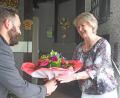 Bild: Gabi Schönberger
Gabi Fröhlich hat sich um das Impftaxi gekümmert und bekommt als kleines Dankeschön Blumen von Bürgermeister Sebastian Dippold