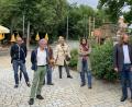 Bild: jus
Anton Hofreiter (Zweiter von rechts) spazierte am Freitag mit Parteimitgliedern durch den Schwandorfer Stadtpark.