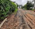 Bild: ise
Die Stichstraße, die zwischen den Hausnummern 28 und 34 von der Blütenstraße abzweigt, bereitet Planern und Gemeinderat Kopfzerbrechen. Sie ist zumindest in Teilbereichen in der Vergangenheit vermutlich mit Produktionsrückständen der Porzellanindustrie aufgefüllt worden.