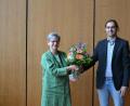 Bild: as
Josef Schmidt dankte Heidrun Schelzke-Deubzer in der Kreistagssitzung mit Blumen für ihren Einsatz als Fraktionssprecherin der Grünen seit 2014.