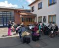 Bild: Akkordeonorchester/exb
Die erste Probe nach der durch Corona bedingten Auszeit fand kürzlich im Hof des Feuerwehrgerätehauses statt, danach trafen sich die Mitglieder zur Jahreshauptversammlung.