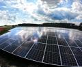Bild: Petra Hartl
Aufbau der Module für die PV-Anlage "Striegel" in Sulzbach-Rosenberg in der Nähe der Prägefolienfirma Kurz.