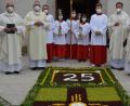 Bild: jr
Zum Priesterjubiläum von Pfarrer Thomas Eckert (links) hatte die KAB einen prächtigen Blumenteppich vor der Pfarrkirche gelegt. Mit im Bild Diakon Dieter Gerstacker (Zweiter von links) sowie (von rechts) Pfarrseelsorger Pater Benedikt Leitmayr und Kaplan Martin Popp von der Pfarrei St. Konrad Regensburg.