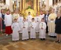 Bild: boj
Das Bild zeigt die sieben Kommunionkinder zusammen mit (von links) Klassenleiterin und Religionslehrerin Fiona Hauser-Kroner, Ministrant Paul Reitzig, Ruhestandspfarrer Max Stigler, Ministrant Lukas Böhm, Mesnerin Renate Pflug, Pfarrer Herbert Rösl und Schulleiterin Ortrud Sperl.