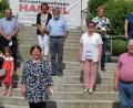 Bild: Agnes Jonas
Die neugewählte Führung des Neunburger Orgelbauvereins bilden (von links) Otto Reimer, Stefanie und Steven Heelein (mit Tochter), Bernhard Dommer, Marianne Deml, Helga Reimer, Helmut Mardanow, Christine Schmid, Burga Männer, Rudolf Schmid, Agnes Jonas und Stadtpfarrer Stefan Wagner.