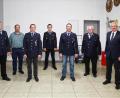Bild: Jochen Neumann
Für ihren langjährigen Feuerwehrdienst wurden (von links) Zweiter Vorsitzender Franz Wenning, Karl Dostler, Kommandant Rudi Schinner und Bernhard Häupler ausgezeichnet. Bürgermeister Johannes Reger, Feuerwehrvorsitzender Willi Kraus (von rechts) und Zweiter Kommandant Manuel Köllner (Vierter von rechts) gratulierten.