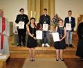 Bild: ubb
Diakon Fritz Lieb (links) und Pfarrerin Dr. Stefanie Schön (rechts) haben am Sonntag in der Friedenskirche fünf junge Leute konfirmiert. Einen wichtigen Lebensabschnitt im Glauben erlebten damit (von links oben) Louis Brosch (Waldsassen), Oliver Fröhler (Pleußen), Cedric Erl (Waldsassen) sowie (von links unten) Roussel Khello (Waldsassen) und Mara Rosner (Pfudermühle).