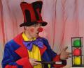 Bild: Franz Probst/exb
Der Zauberclown Fabellini ist mit seinem Zauberworkshop Teil des Ferienprogramms in Schwarzenfeld.