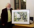 Bild[M]: Bernd Müller
Hans Wuttig mit einem seiner Bilder im Historischen Rathaus der Stadt Sulzbach-Rosenberg, das ein Adalbert-Stifter-Denkmal zeigt. Es wurde bei der Verleihung des Kunstpreises zur deutsch-tschechischen
Verständigung im November 2016 überreicht.