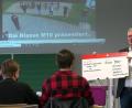 Bild: jma
Finanzielle Würdigung für ein besonderes Projekt: Arno Speiser vom Kreisjugendring übergibt einen 300-Euro-Scheck an die M10 der Markus-Gottwalt-Schule Eschenbach als Dankeschön für ihren Poetry-Slam-Beitrag.