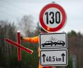 Bild: Soeren Stache/dpa
Das bisschen Unfall, das bisschen CO2: Für die Union reichen weniger Unfälle wegen überhöhter Geschwindigkeit und weniger CO2-Austoß nicht für ein Tempolimit auf Autobahnen.