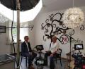 Bild: Christina Ponader/Netzwerk Inklusion/exb
Altbürgermeister Werner Nickl und Interviewerin Bettina Hahn am Set im Familienzentrum Mittendrin.