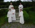 Bild: apr
Yoko Mages sowie Jonas und Tom Hauser empfingen die Erstkommunion. Pfarrer Josef Triebenbacher zelebrierte den Festgottesdienst. Gemeindereferentin Edith Konrad hatte die Kinder vorbereitet.