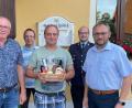 Bild: fjo
Ewald Zetzl und Feuerwehrbeauftragter Alfred Blöderl verabschieden Andreas Neuber gemeinsam mit Marco Saller und Markus Bauriedl (von links).