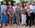 Bild: mab
So lieben sie ihn, den Ehemann, Vater und Opa: Alwin Werner mit Enkelin Vida auf dem Arm inmitten seiner großen Familie. Zu den Gratulanten gehört auch Bürgermeister Peter Neumeier (neben dem Jubilar rechts)