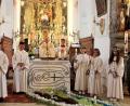 Bild: stg
Für das Erinnerungsfoto mit Pfarrer Heribert Stretz (hinten Mitte) durften die Kommunionkinder die Maske in der Pfarrkirche kurz abnehmen.