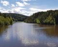 Bild: Mardanow
Blick auf den Bereich der Vorsperre am Eixendorfer Stausee aus Richtung Hillstett. Am Runden Tisch sind weitere Maßnahmen besprochen worden, um die Nährstoffe zu reduzieren und die Blaualgenblüte einzudämmen.