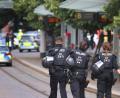 Bild: Karl-Josef Hildenbrand/dpa
Polizisten in Würzburg nach der tödlichen Messerattacke.