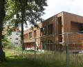Bild: Gabi Schönberger
Ein Traum in Holz: das neue Kinderhaus Kreuz Christi am Stockerhutpark. Die zusätzliche Kinderkrippen-Gruppe kann wohl erst im November eröffnet werden. Derzeit wird bereits das Gerüst abgebaut.