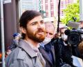 Archivbild: Andreas Arnold
Der Angeklagte Franco A. spricht vor Beginn des Strafprozesses in Frankfurt vor dem Gerichtsgebäude mit Journalisten.