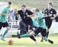 Bild: Hubert Ziegler
Der direkte Vergleich gab letztlich den Ausschlag am Tabellenende: Während der SV Freudenberg den Gang in die Kreisklasse antreten musste, spielt der ASV Haselmühl (dunkle Trikots) auch in der neuen Saison in der Kreisliga Süd, unter anderem im Derby gegen den 1. FC Rieden (grüne Trikots).