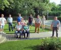 Bild: bsc
Über viele Glückwünsche durfte sich Manfred Schmid (Mitte, sitzend, mit Ehefrau Monika und Tochter Christine) zum 80. Geburtstag freuen. Es gratulierten unter anderem zahlreiche Vertreter von Vereinen.