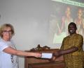 Bild: rgr
Frauenbund-Vorsitzende Doris Schreglmann überreicht eine Spende in Höhe von 1000 Euro an Pfarrvikar Dr. Gilbert Mburu Kabiru.