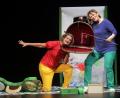 Bild: Wolfgang Steinbacher
Bei Renate Groß (links) und Zuzana Erby vom Kindertheater im Fraunhofer kommt "Das Krokodil aus dem Koffer". Letzterer ist hier das gerade weit geöffnete Maul des kleinen Krokodils, dem am Mittwoch beim Kindertheaterfestival die Bühne im Stadttheater Amberg gehörte.