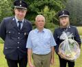 Bild: FFW Hermannsreuth/exb
Feuerwehr-Vorsitzender Christian Weigl (links) und Kommandant Manuel Gleißner (rechts) gratulierten Alfons Bitterer zum 80. Geburtstag.