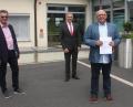 Bild: wro
Mit Erich Schraml (Mitte) hat der östliche Landkreis Tirschenreuth einen neuen ehrenamtlichen Archivpfleger. Dazu gratulierten (von links) Walter Brucker vom Landratsamt, Landrat Roland Grillmeier, Bürgermeister Wolfgang Braun und Archivdirektorin Dr. Maria Rita Sagstetter.