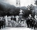 Archivbild: tsp
Die Einweihung des Schmeller-Denkmals1891. Jetzt konnten zum Teil die Namen der Protagonisten erforscht werden. Auf der rechten Seite (von links) stehen Kaufmann Franz (?) Hauser, Landrat Johann Zahn, Pfarrexpositus Johann Baptist Mehler, Gemeindebevollmächtigter Karl Fürst (im Hintergrund, nur Kopf sichtbar), unbekannte Person, Magistratsrat B. (?) Müller (Hackerschmied), Feuerwehrkommandant Otto Rupprecht, (im Hintergrund) und Gemeindebevollmächtigter Georg Meyer. Auf der linken Seite ist nur Josef Mayer, Gymnasialprofessor aus Burghausen (bärtige Herr mit Zylinder und Schirm) bekannt.