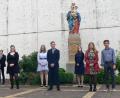 Bild: lep
Laura Marr, Sandra Fichtl (Zweite und Dritte von links) sowie Yannik Nòel Risch (Vierter von rechts) feiern Konfirmation. Christopher und Mackenzie Snyder, Julia Hahn (von rechts) sowie Evelyn Keil (Vierte von links) sind beim Festgottesdienst ebenfalls dabei. Sie wurden bereits am Reformationstag 2020 konfirmiert. Pfarrerin Anne Utz (links) wünscht den Jugendlichen alles Gute für die Zukunft.
