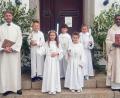 Bild: ld
Fünf Kinder gingen in diesem Jahr zum ersten Mal zum Tisch des Herrn. Pater Joy (rechts) und Pastoralreferent Maximilian Pravida hatten sie auf den großen Tag vorbereitet.