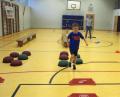 Bild: jpl
Begeisterung für den Sport weckten die zwei Trainerinnen des Deutschen Skiverbandes bei den Fichtelnaabtal-Grundschülern mit einem abwechslungsreichen Gleichgewichts- und Laufparcours.
