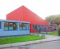 Bild: fjo
Zwei angemietete Wohn-Container vor dem Haupteingang gewährleisten den aktuellen Betrieb der Kindertagesstätte "Sankt Emmeram" in Waidhaus. Auf dem Prüfstand stellt die Verwaltung nun die Kosten für einen Kauf.