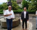 Bild: du
Bürgermeister Ernst Lenk (Mitte) zeichnete Markus Dobmeier (links) und zweiten Bürgermeister Josef Robl (rechts) für 25-jährige Gemeinderatstätigkeit aus.