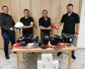 Bild: gz
Feuerwehrvorsitzender Jürgen Bösl überreicht an Kommandant Josef Kleber (von rechts) die neuen Handschuhe und stellvertretender Kommandant Georg Rauch durfte von 2. Vorsitzenden Stefan Schönberger (von links) die neuen Helme entgegen nehmen.
