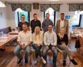 Bild: sne
Der neue Vorstand der Jungen Union Grafenwöhr ist bereit, nach dem Lockdown wieder durchzustarten. Bürgermeister und Kreisvorsitzenden freut's. Im Bild (vorne, von links): die stellvertretenden Ortsvorsitzenden Lukas Braun und Christina Römisch, Ortsvorsitzender Stefan Pappenberger, Stellvertreterin Leonie Rebitz sowie (hinten, von links) JU-Kreisvorsitzender Benedikt Grimm, Schatzmeister Daniel Wegmann, Geschäftsführer Sebastian Hößl und Bürgermeister Edgar Knobloch.