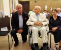 Bild: jrh
Starke Geste gegen Antisemitismus: Ludwig Spaenle kniet neben Alexander Fried, 96-jähriger Holocaust-Überlebender, und dessen Frau Dorothea Woiczechowski-Fried.