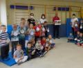 Bild: br
Auch wenn die Stationen zum Projekt zur Aktionswoche „70 Jahre Wasserversorgung Neusorg“ wegen dem anhaltenden Regen im Kinderhaus St. Josef absolvieren werden mussten, tat dies der Begeisterung der Buben und Mädchen keinen Abbruch. Im Bild: Kinderhausleiterin Daniela Burger (hinten Zweite von links) mit Bürgermeister Peter König (Mitte).