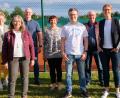 Bild: mab
Dennis Stangl (Fünfter von links) und Christin Hesker (Vierte von rechts) stehen an der Spitze der Tennisabteilung. Das Bild zeigt sie zusammen mit den übrigen Mitgliedern des Vorstandes.
