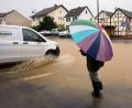 Bild: Thomas Frey/dpa
Der Ortskern von Gelsdorf (Kreis Ahrweiler) ist nach dem Starkregen überflutet. Tief Bernd bringt Regen über Eifel und Hunsrück, die Hochwassergefahr steigt.