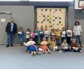 Bild: fpoz
Zweiter Bürgermeister Mario Rabenbauer und Kindergartenbeauftrage Michaela Härtl überreichten die Gutscheine an die Kinder.