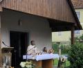 Bild: Markus Rauscher 
Vilsecks Stadtpfarrer Pater Robin feierte mit den Bürgern von Adlholz den 50. Weihetag der Dorfkapelle. Den Festgottesdienst zelebrierte der Geistliche im Freien vor dem Gotteshaus.