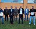 Bild: wec
Die ausgeschiedenen Gemeinderäte mit dem ebenfalls ausgeschiedenen Bürgermeister und den drei amtierenden Bürgermeistern (von links): Daniel Plata, 2. Bürgermeister Johann Vornlocher, Josef Gilch, 3. Bürgermeister Herbert Jäger, Bürgermeister Erich Meidinger, Christian Deinzer. Es fehlte bei der Feier: Anton Hofmann.