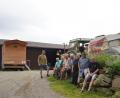 Bild: fvo
Christoph Ertl (links) zeigt den sieben Traktorwallfahrern (sitzend) aus Unterfranken das Oldtimermuseum in Woppenrieth. Mit dabei: Oma Monika Gollwitzer und Papa Peter Ertl (rechts).