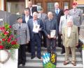 Bild: dl
Altlandrat Hans Schuierer (Mitte) wurde zum Ehrenmitglied der Traditionskameradschaft Sicherungsbataillon 48 ernannt. Arthur Fischer (Zweiter von links) erhielt die Ehrennadel des Verbandes der Reservisten der Deutschen Bundewehr.